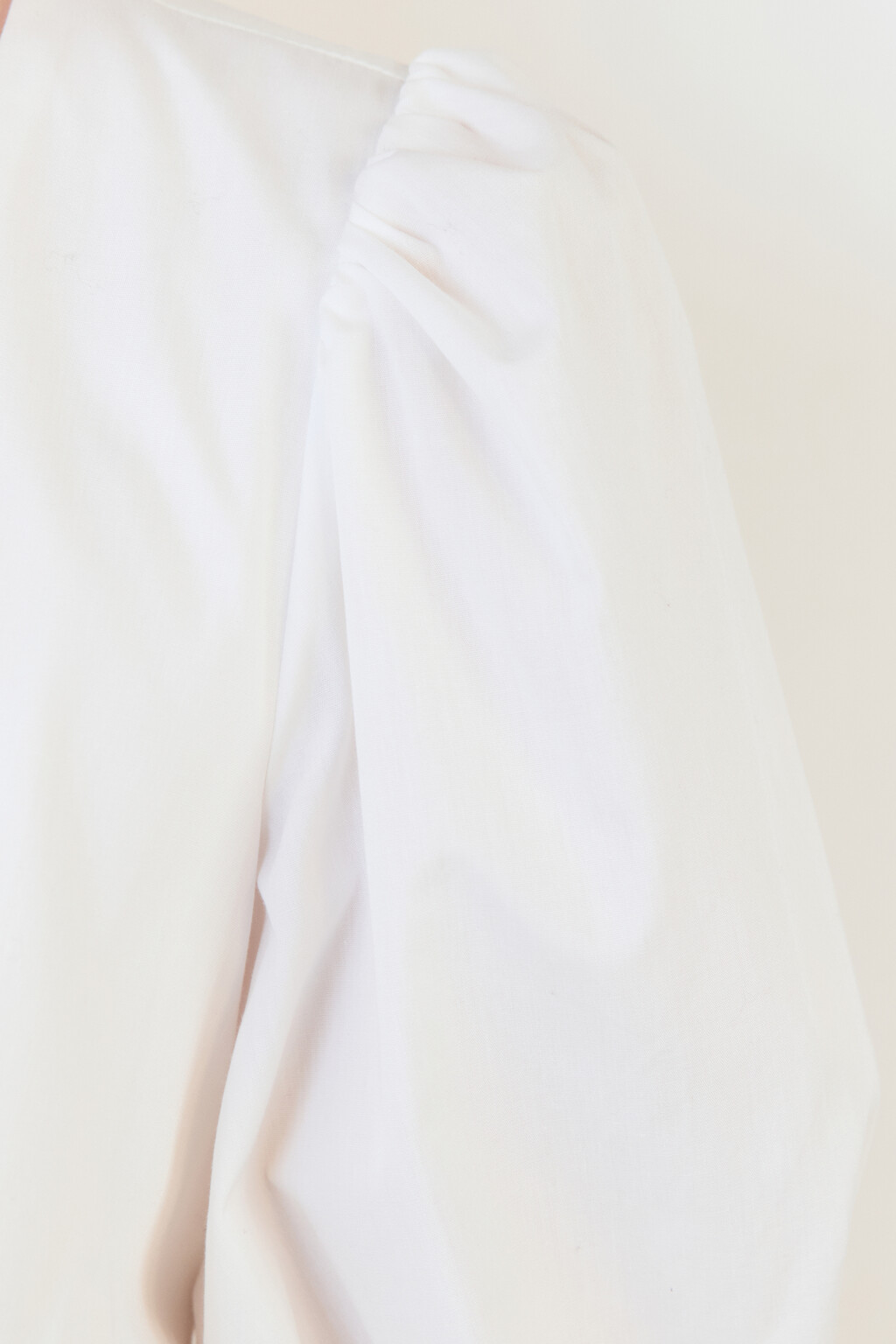 Платье мини хлопковое с вырезом на спинке - цвет белый - 7