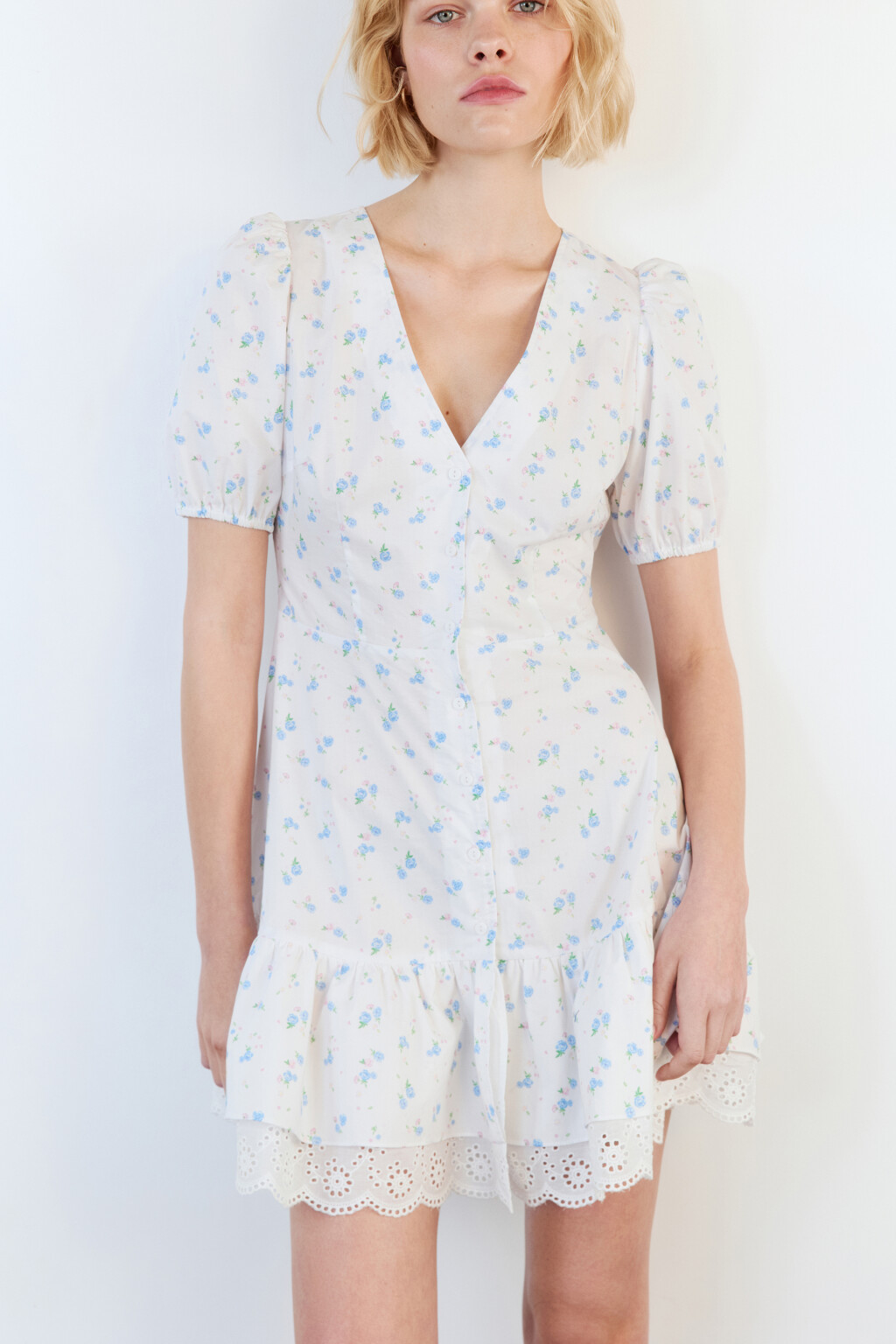 Платье мини приталенное с ажурной подкладкой - цвет белый - 1