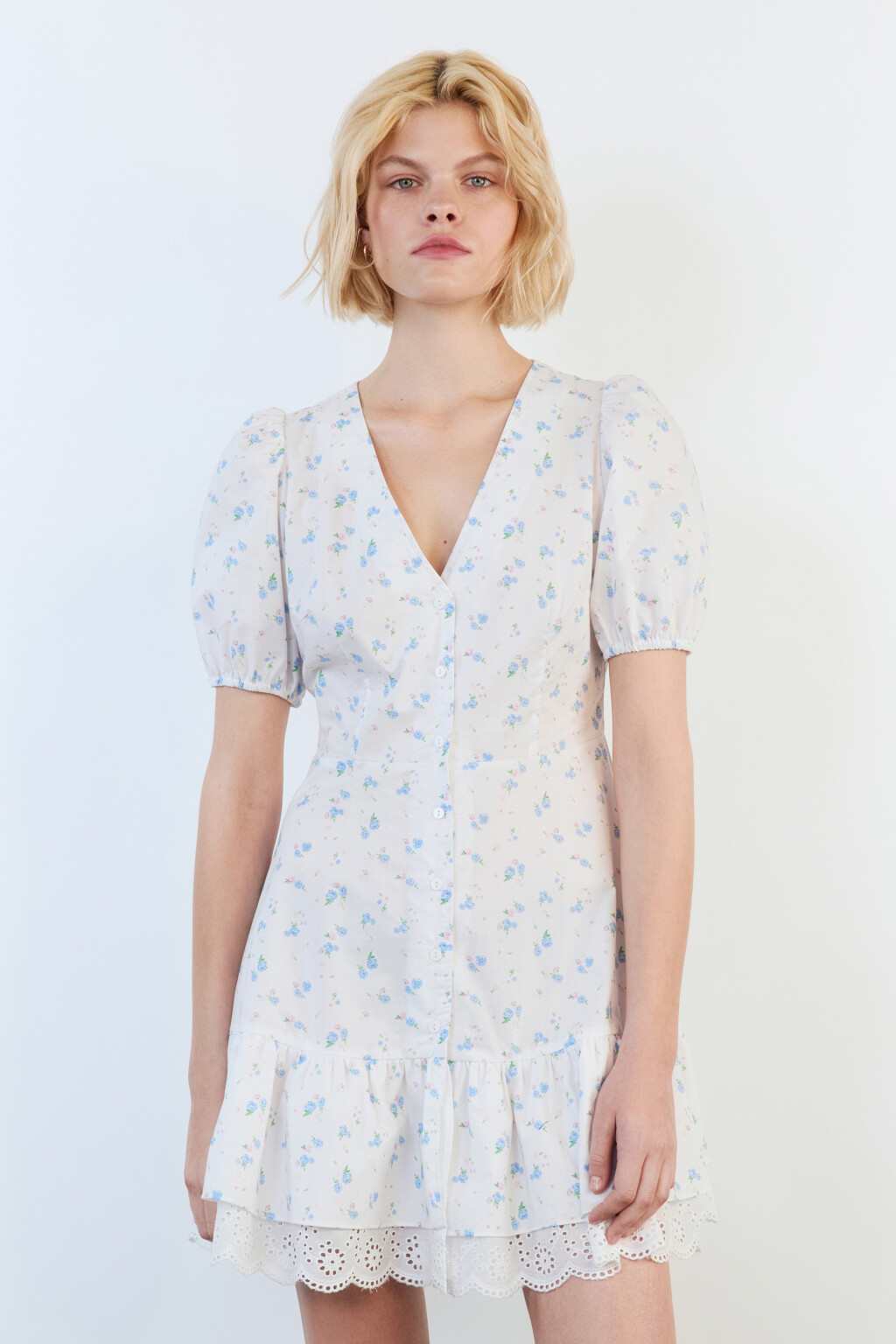 Платье мини приталенное с ажурной подкладкой - цвет белый - 2