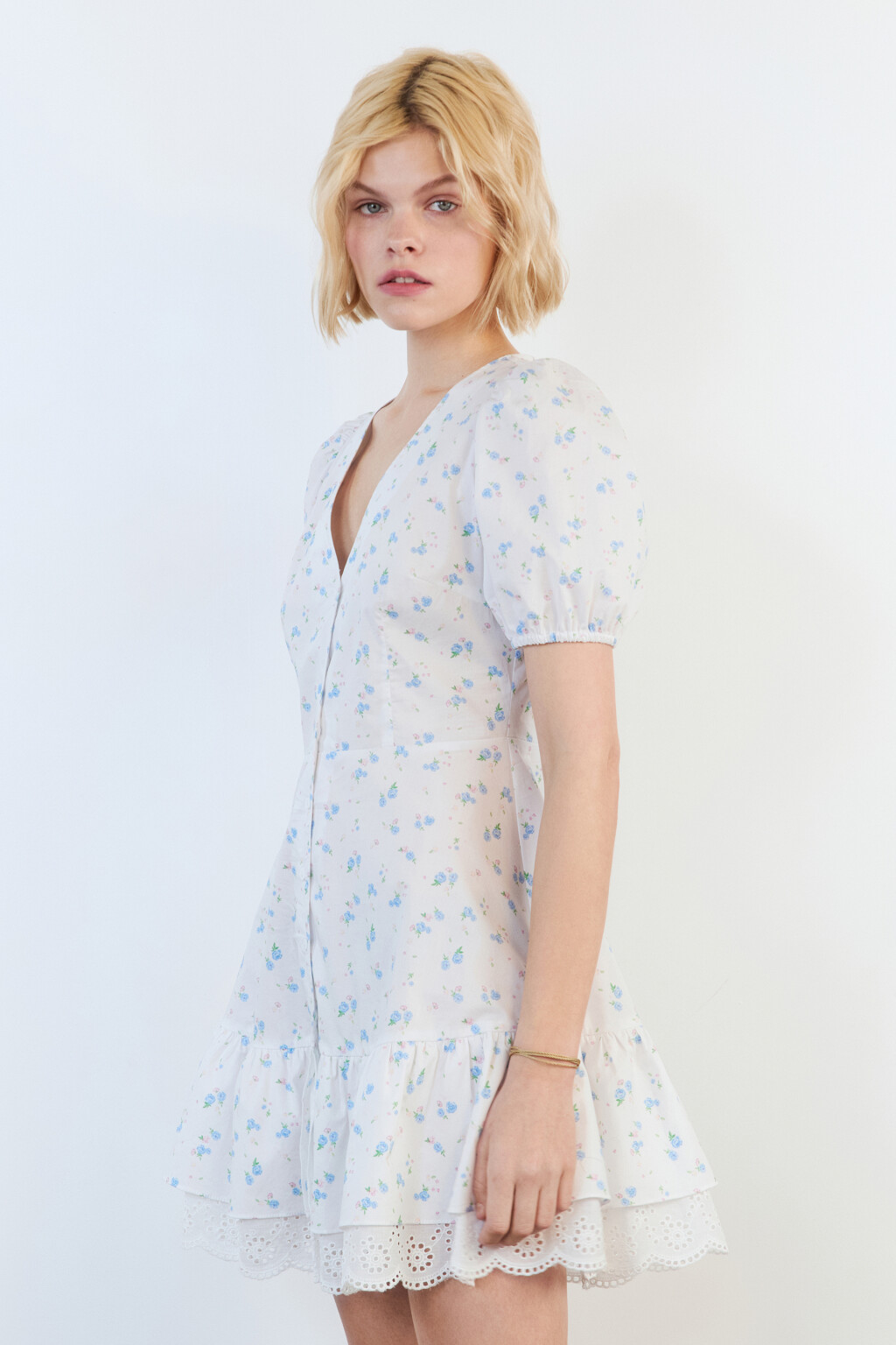 Платье мини приталенное с ажурной подкладкой - цвет белый - 3