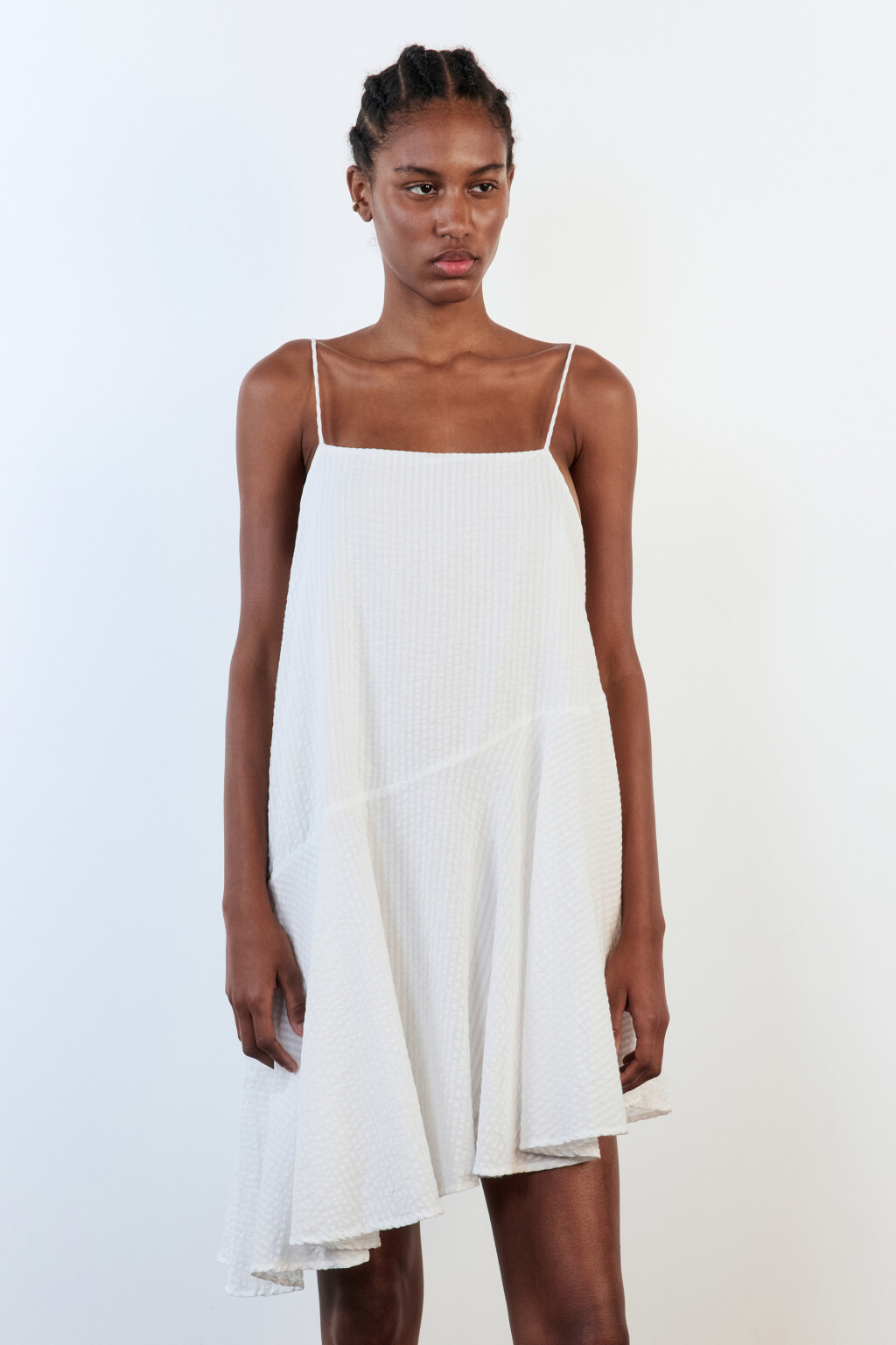 Сарафан-трапеция мини с асимметричной юбкой - цвет белый - 3