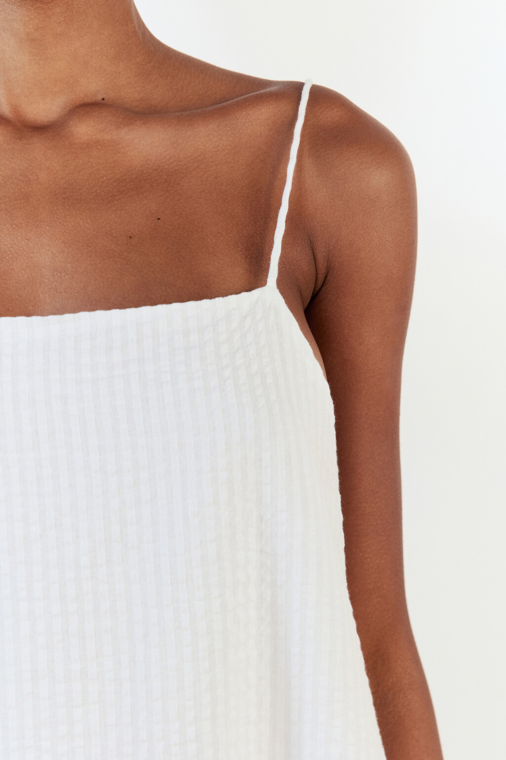 Сарафан-трапеция мини с асимметричной юбкой - цвет белый - 6