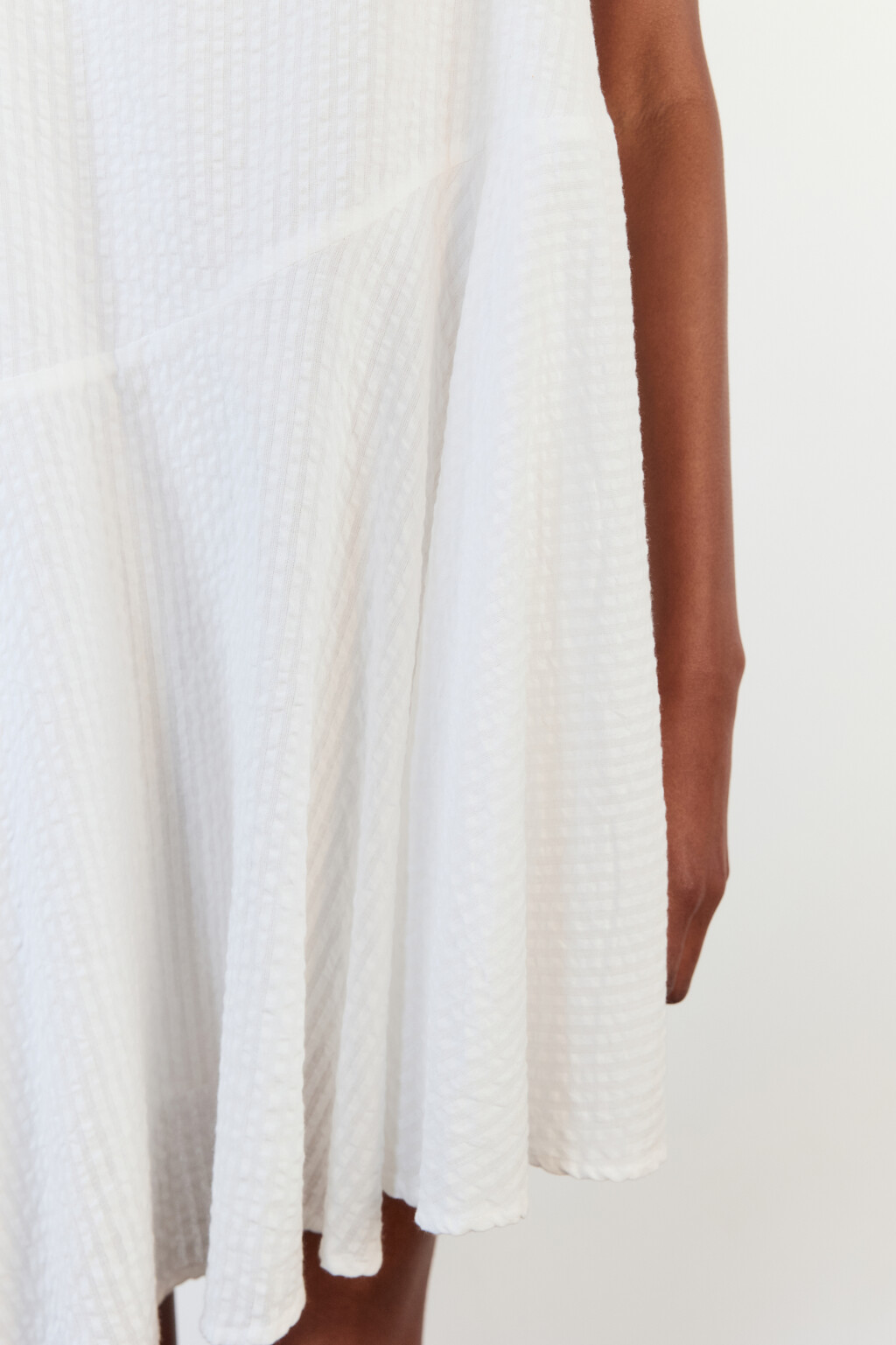 Сарафан-трапеция мини с асимметричной юбкой - цвет белый - 7