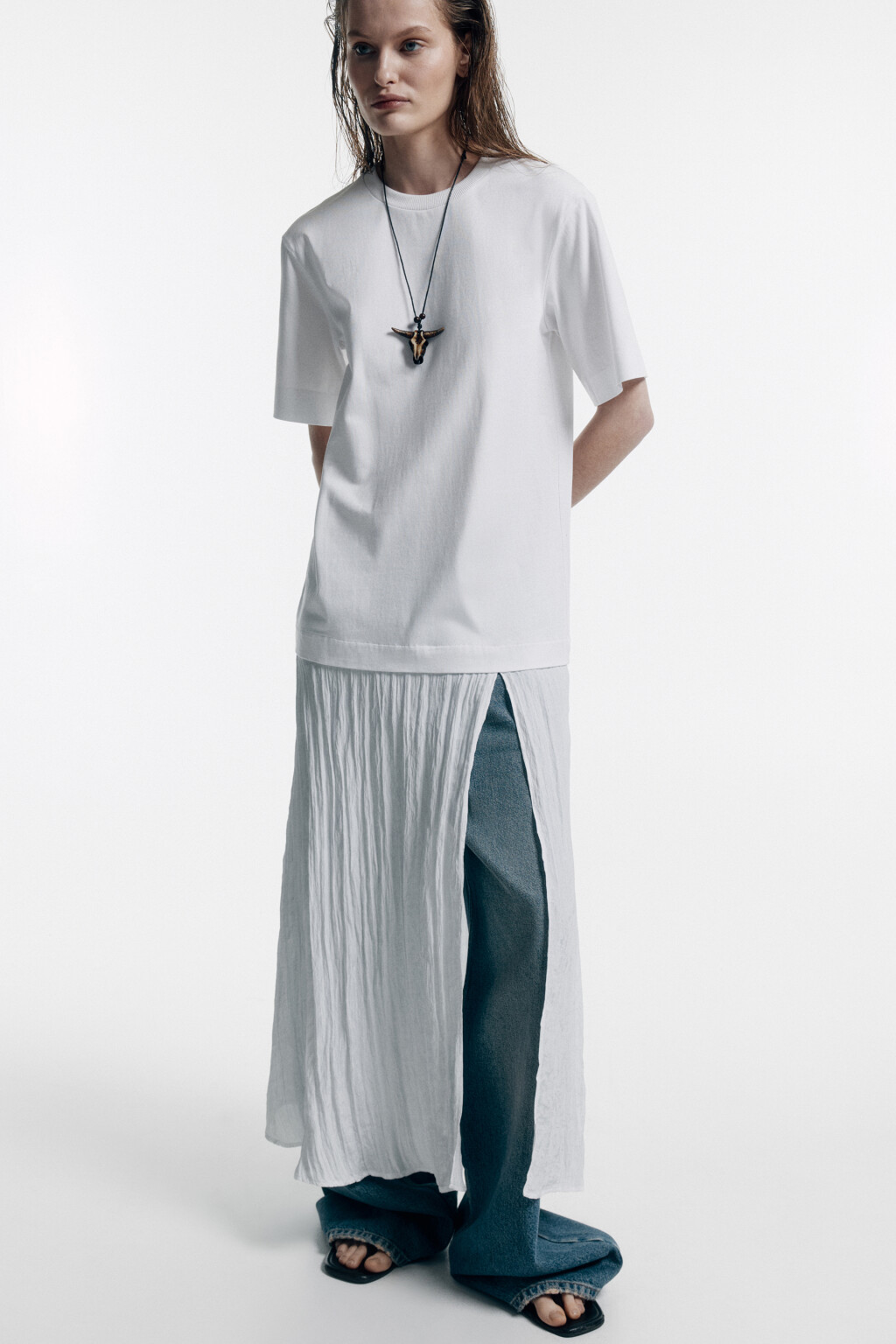 Платье-футболка миди с юбкой из жатой ткани - цвет белый - 2