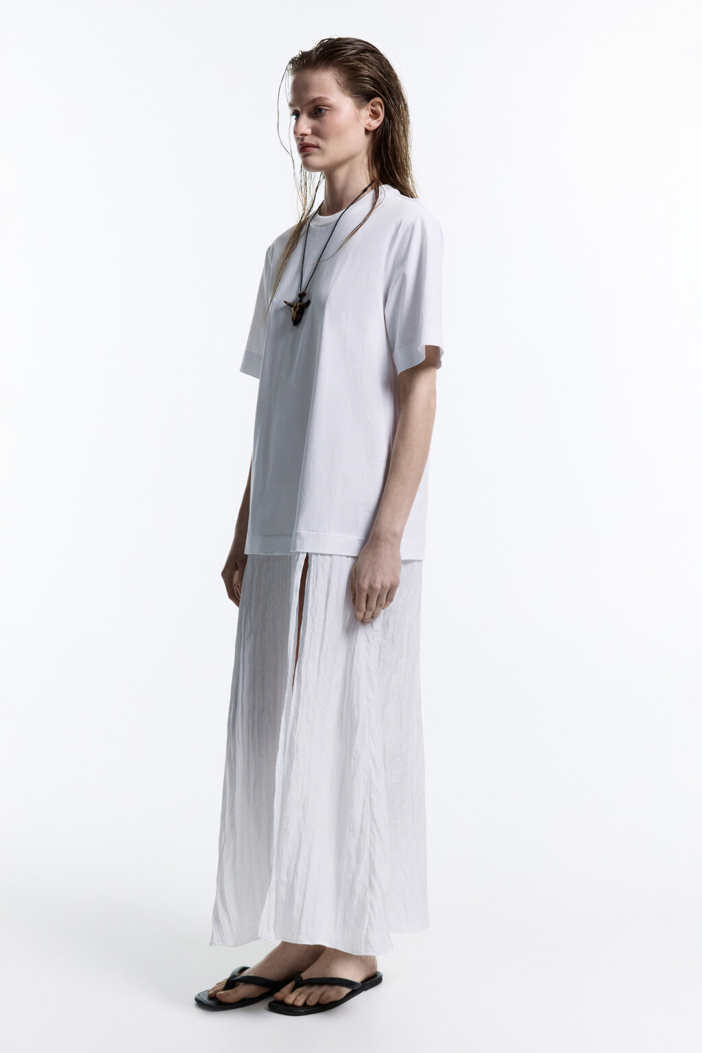 Платье-футболка миди с юбкой из жатой ткани - цвет белый - 4