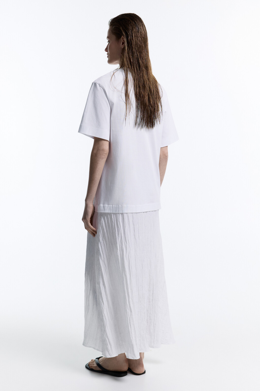 Платье-футболка миди с юбкой из жатой ткани - цвет белый - 5