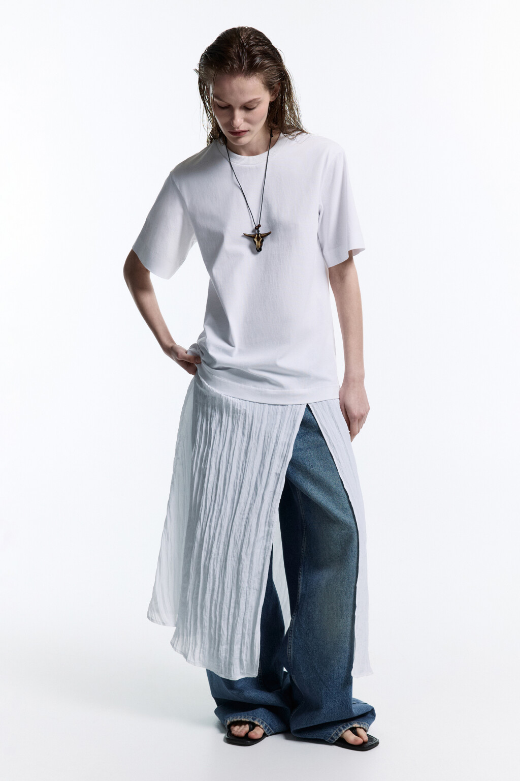 Платье-футболка миди с юбкой из жатой ткани - цвет белый - 1