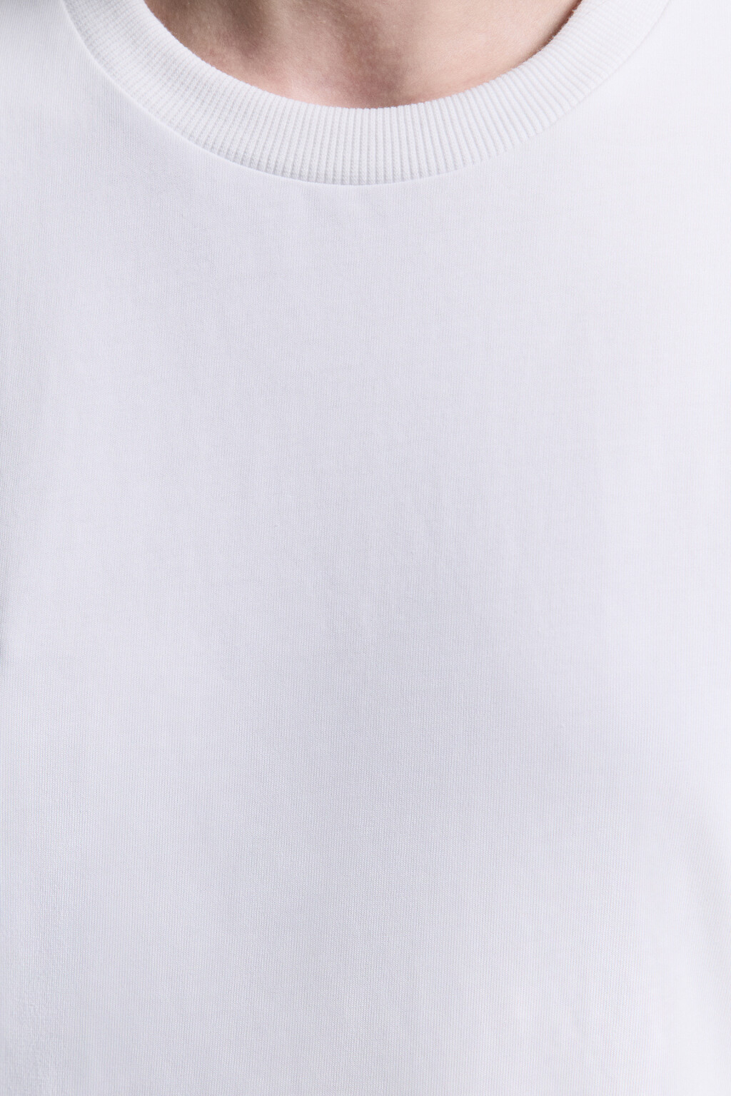 Платье-футболка миди с юбкой из жатой ткани - цвет белый - 6