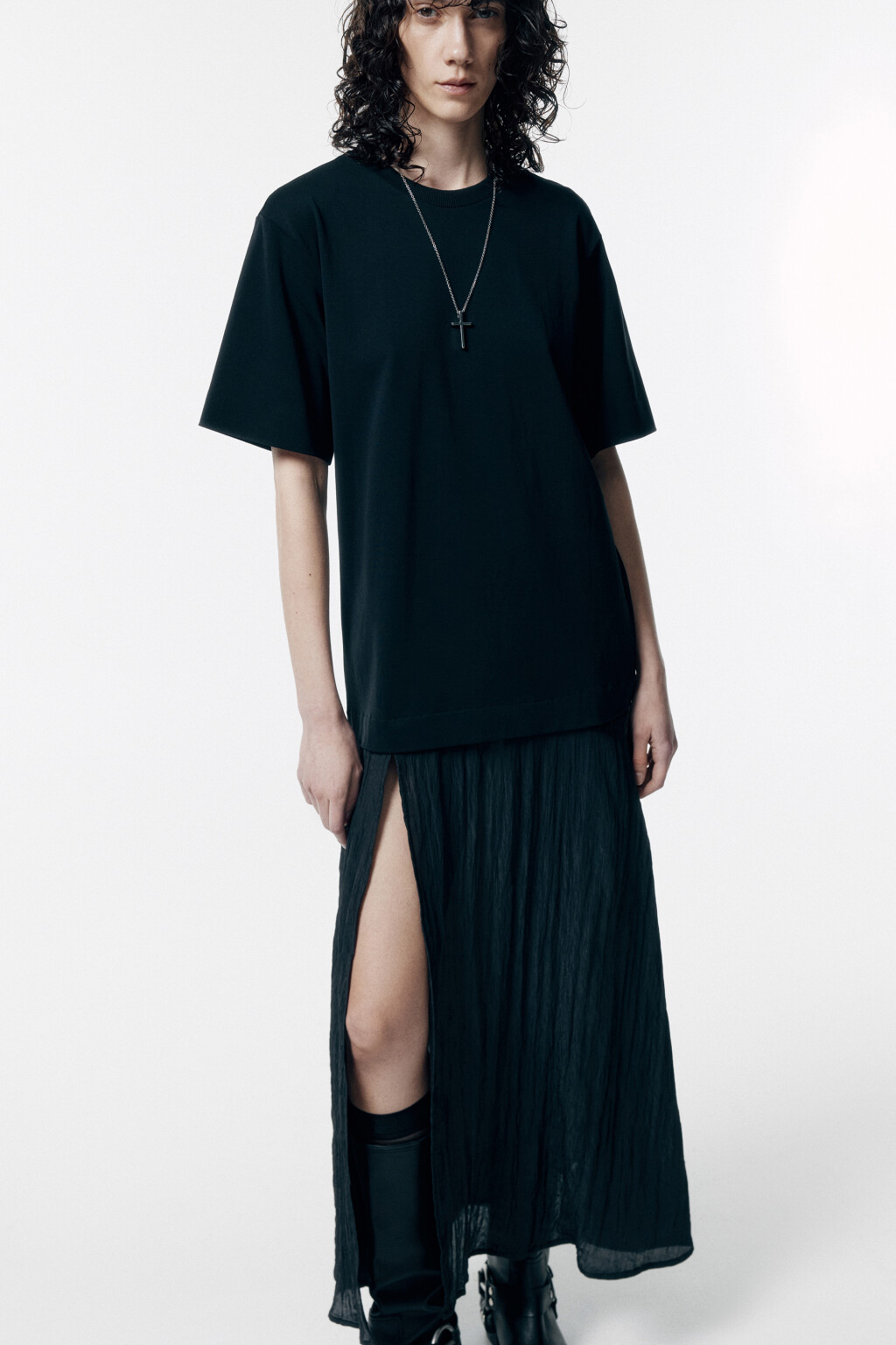 Платье-футболка миди с юбкой из жатой ткани - цвет черный - 1