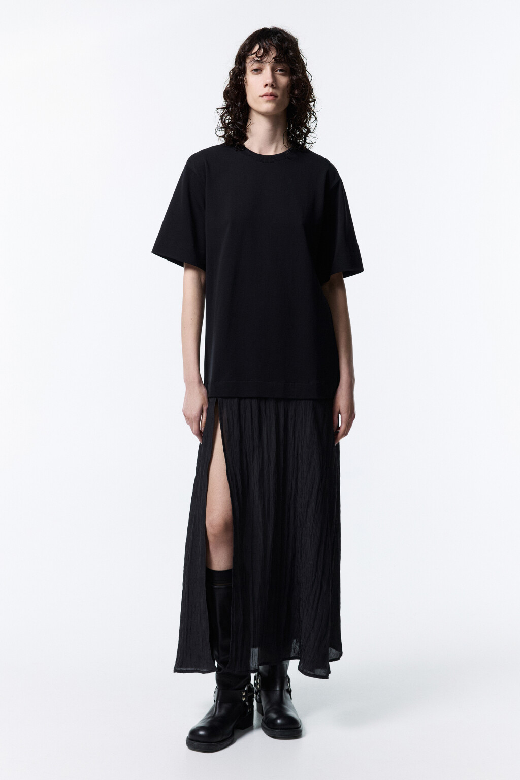 Платье-футболка миди с юбкой из жатой ткани - цвет черный - 2