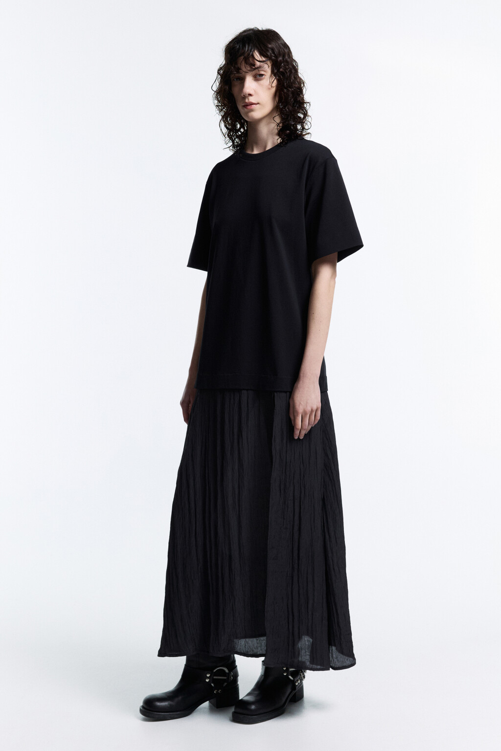 Платье-футболка миди с юбкой из жатой ткани - цвет черный - 3
