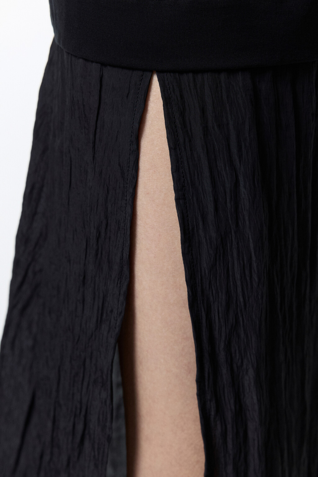 Платье-футболка миди с юбкой из жатой ткани - цвет черный - 7