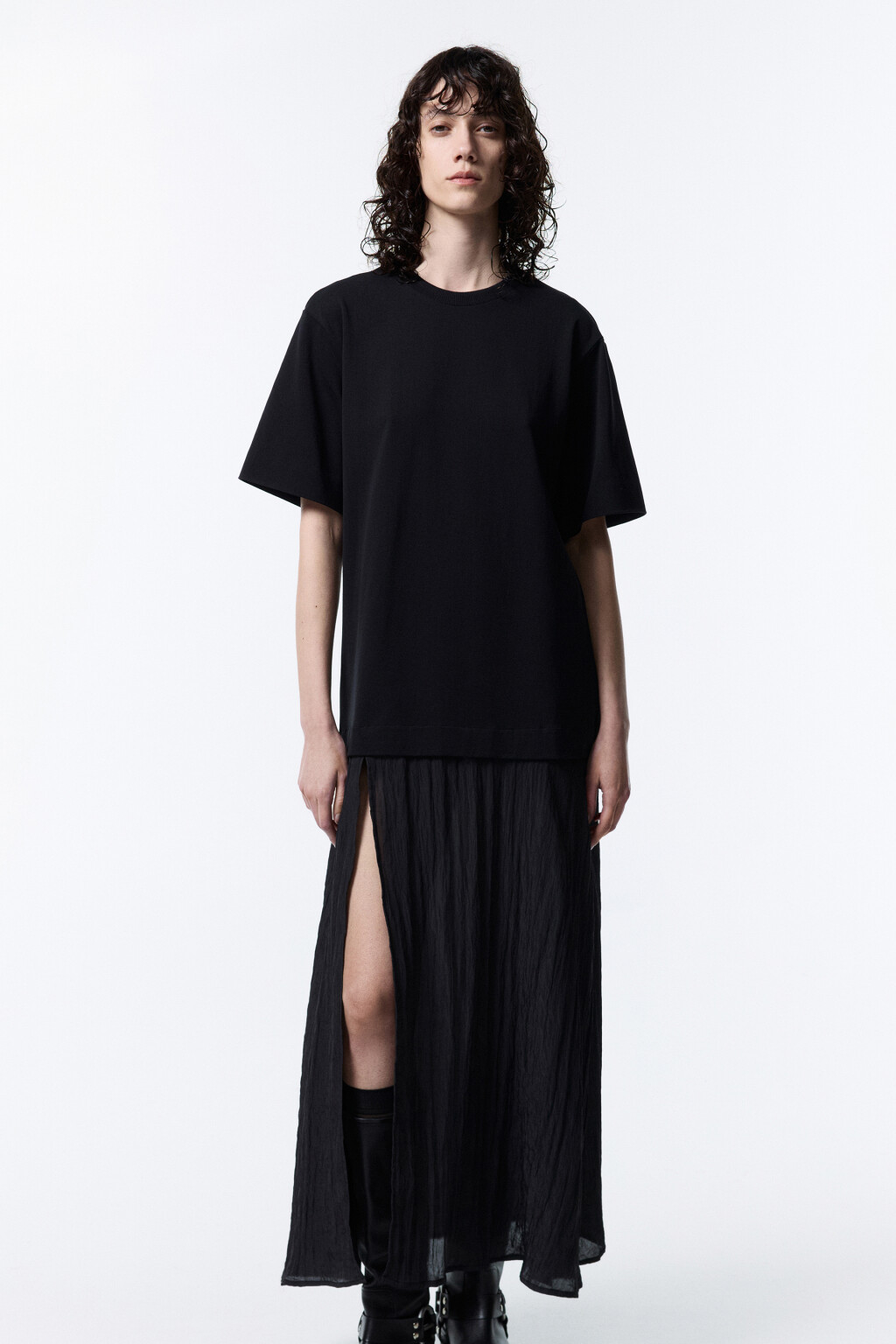 Платье-футболка миди с юбкой из жатой ткани - цвет черный - 8