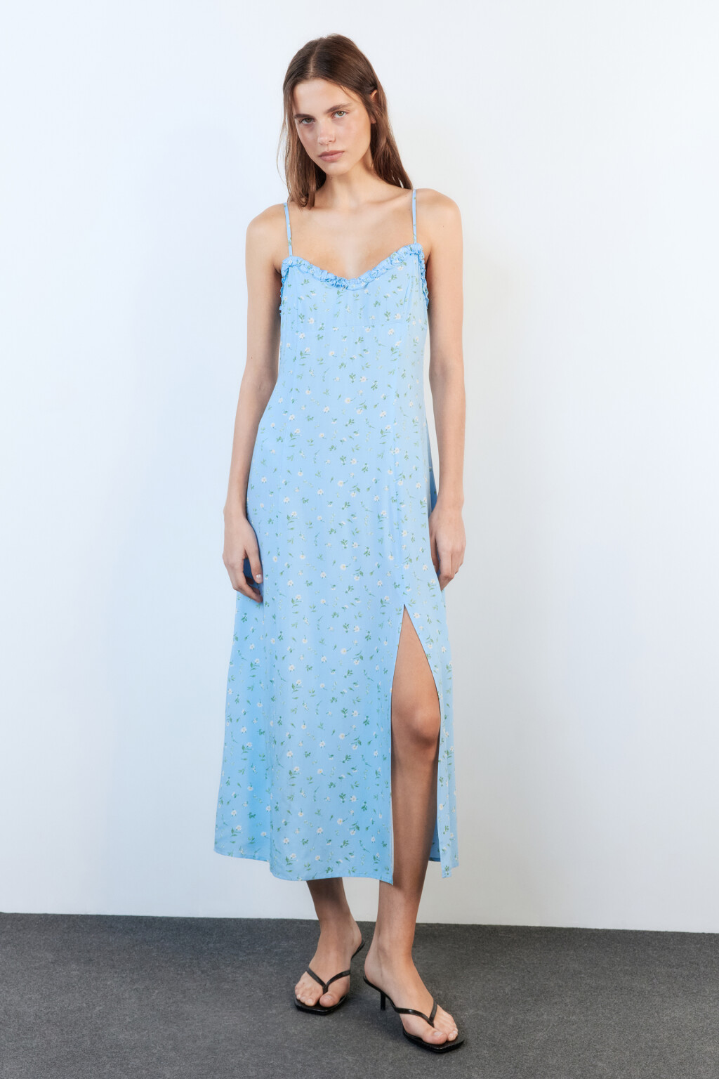 Платье-сарафан миди вискозное с оборками на груди - цвет голубой - 2