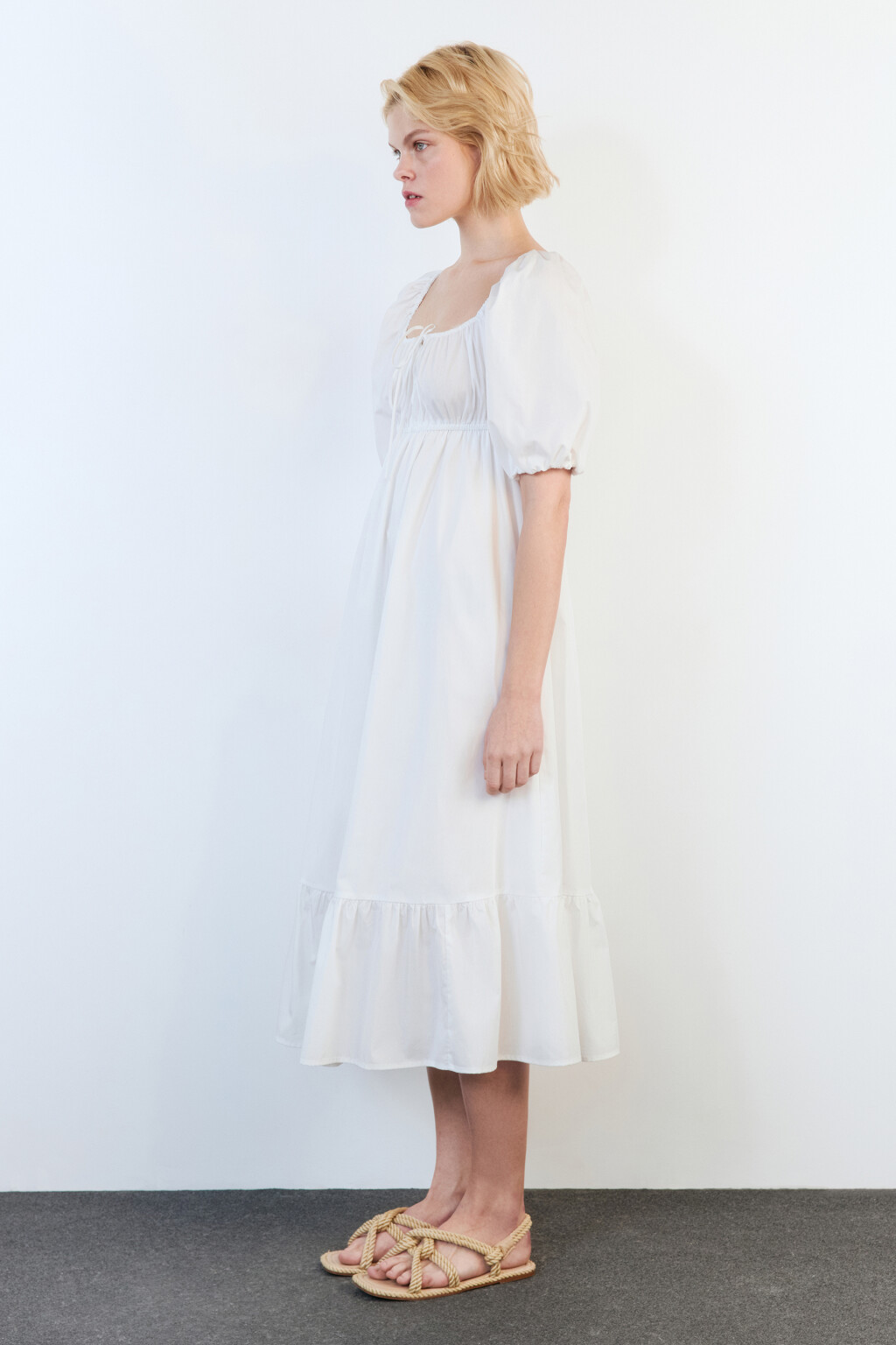 Платье миди с завязками на груди и воланом - цвет белый - 4