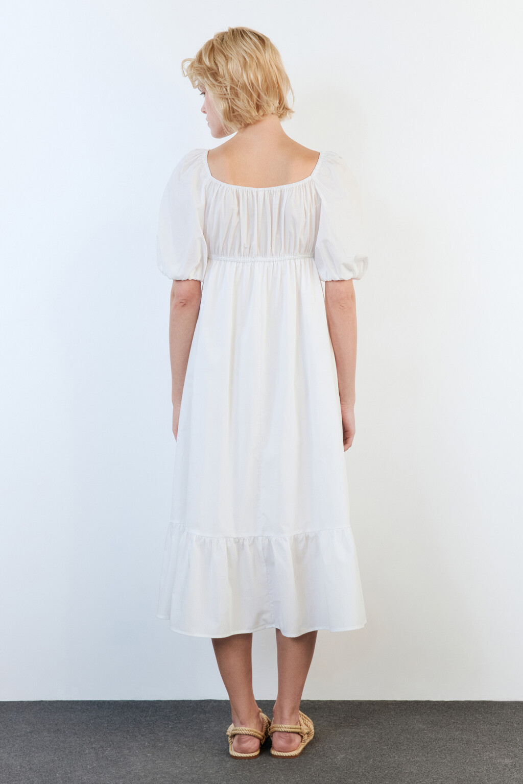 Платье миди с завязками на груди и воланом - цвет белый - 5