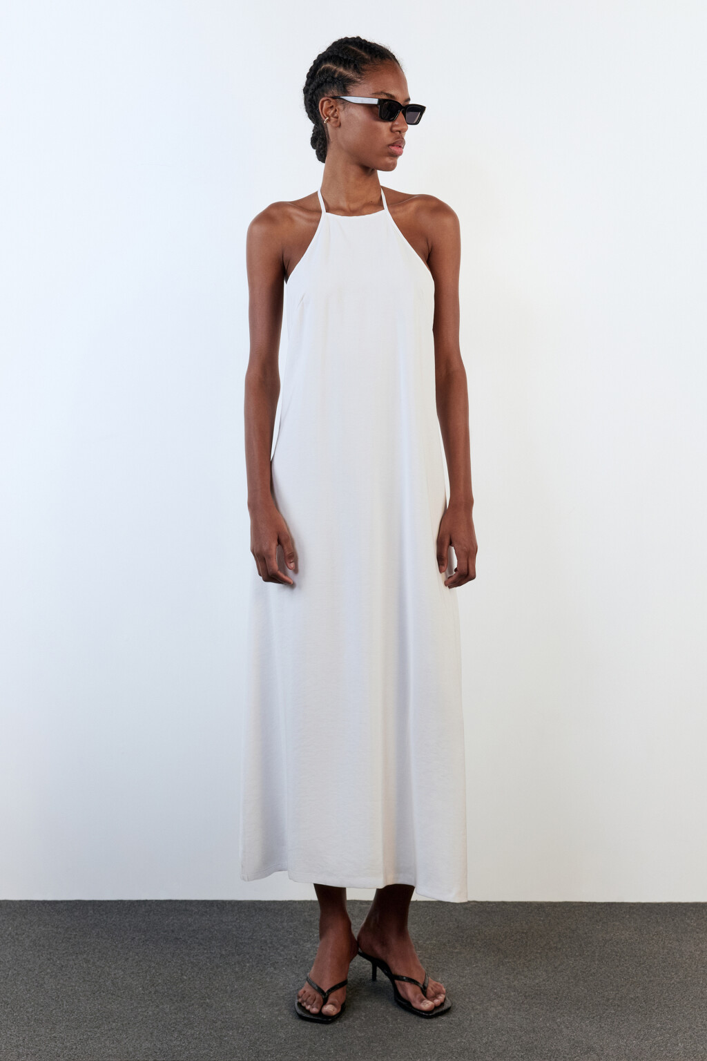 Платье-трапеция миди вискозное на тонких бретелях - цвет белый - 1