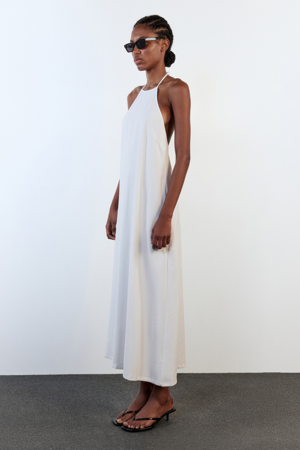 Платье-трапеция миди вискозное на тонких бретелях - цвет белый - 2