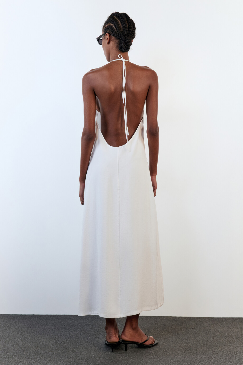 Платье-трапеция миди вискозное на тонких бретелях - цвет белый - 3