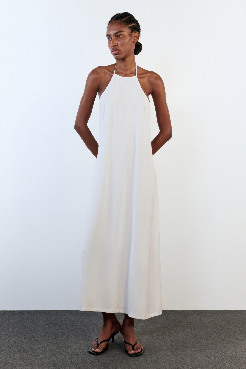 Платье-трапеция миди вискозное на тонких бретелях - цвет белый - 5
