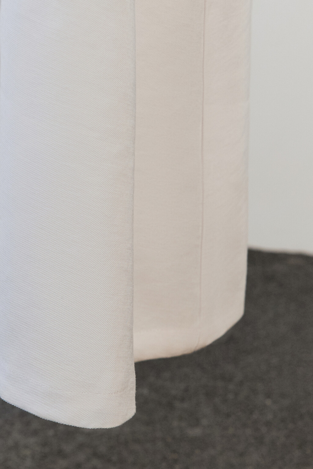 Платье-трапеция миди вискозное на тонких бретелях - цвет белый - 7