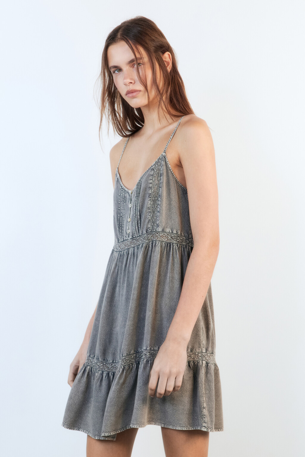 Платье-сарафан мини вискозное с вареным эффектом - цвет серый - 3