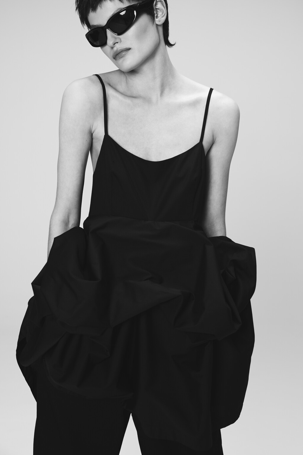 Платье-сарафан мини с пышной юбкой - цвет черный - 9