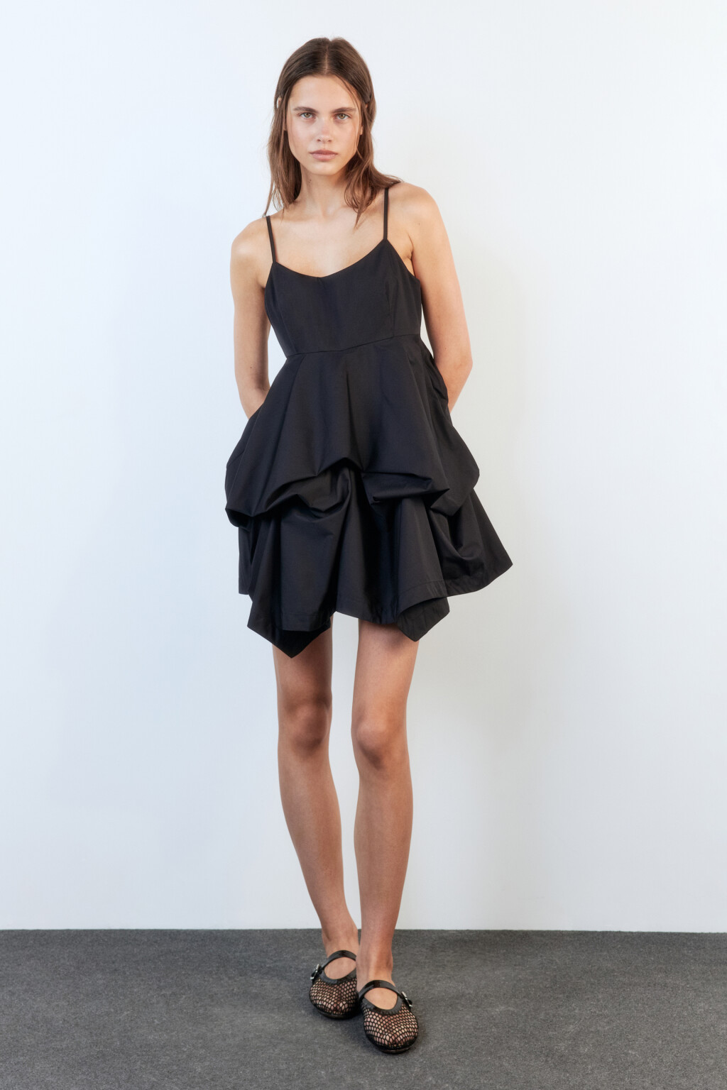 Платье-сарафан мини с пышной юбкой - цвет черный - 6