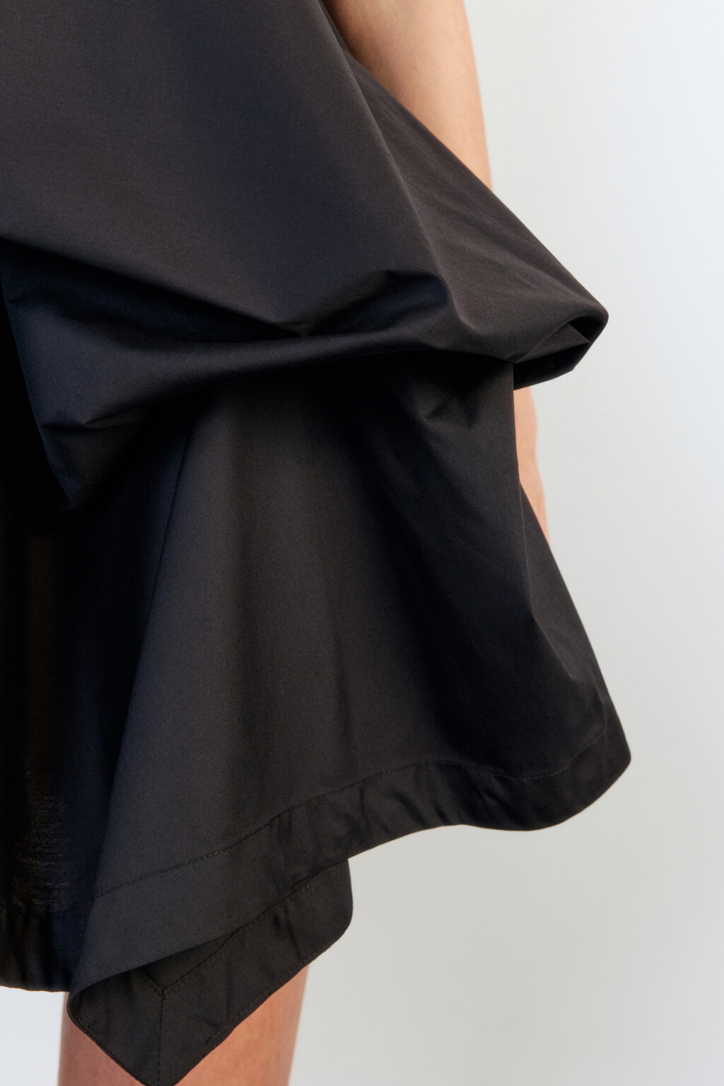Платье-сарафан мини с пышной юбкой - цвет черный - 8
