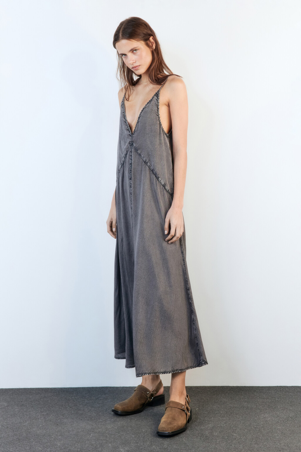 Платье-сарафан миди вискозное с вареным эффектом - цвет серый - 2