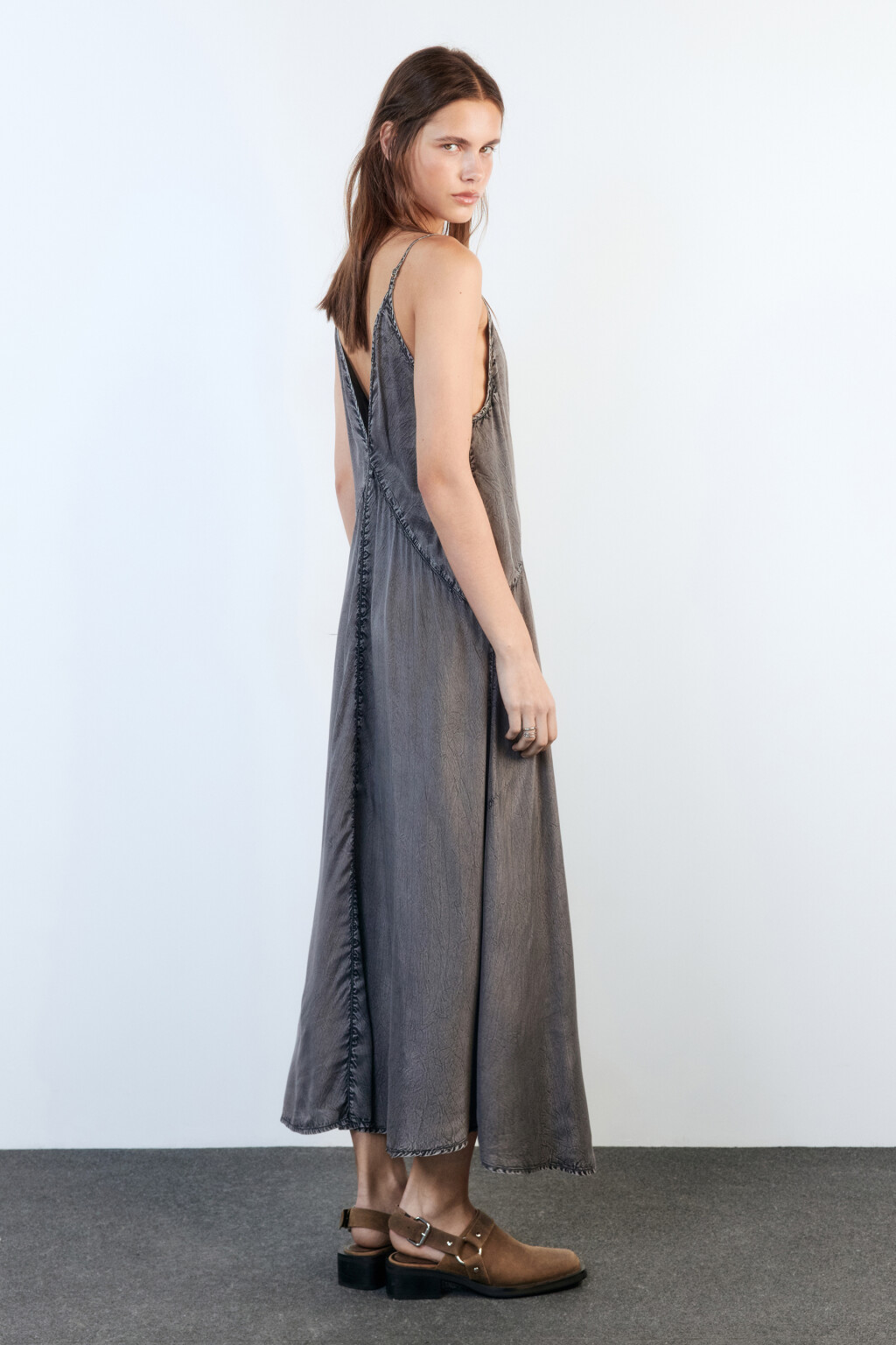 Платье-сарафан миди вискозное с вареным эффектом - цвет серый - 3