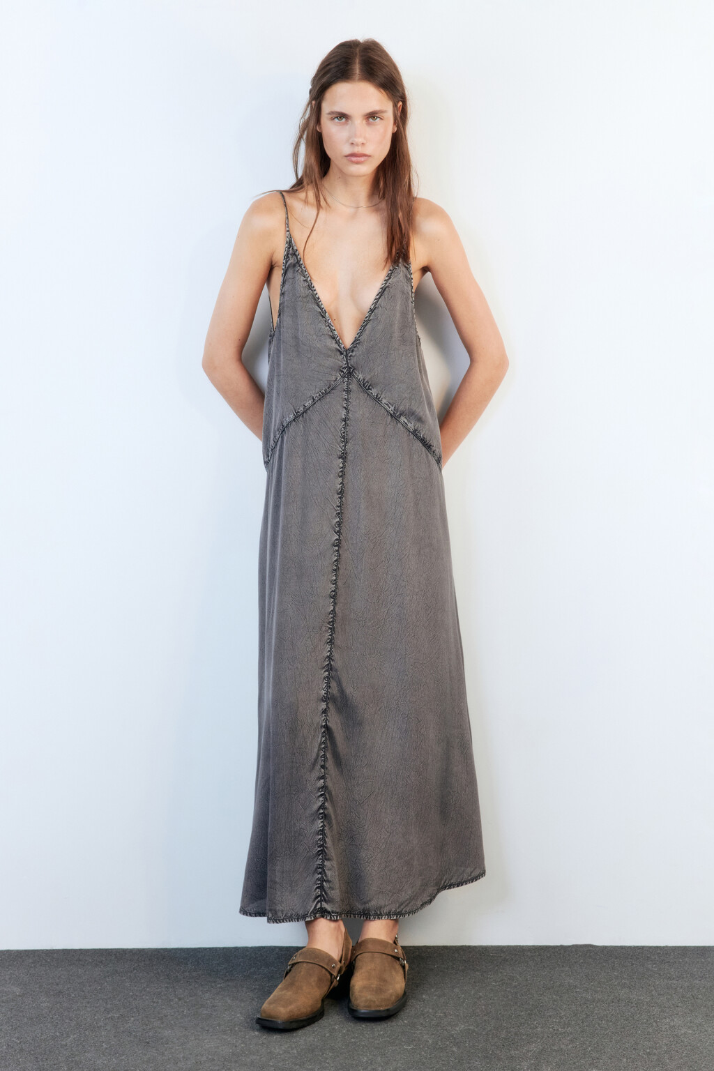 Платье-сарафан миди вискозное с вареным эффектом - цвет серый - 4