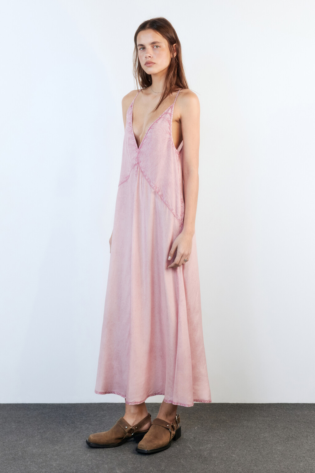 Платье-сарафан миди вискозное с вареным эффектом - цвет розовый - 4