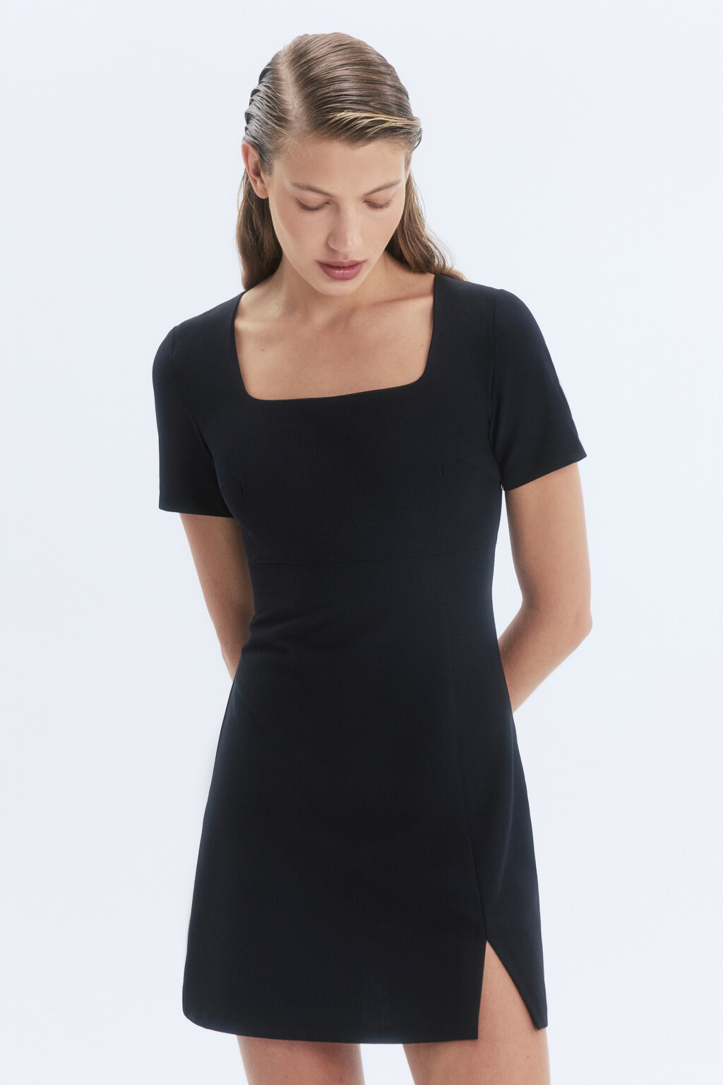 Платье мини приталенное с вырезом-каре - цвет черный - 2