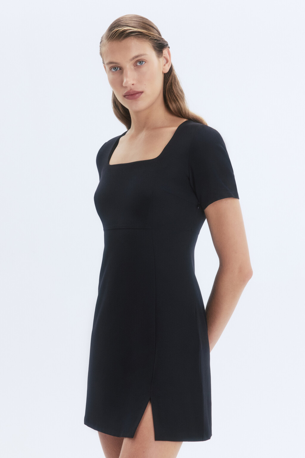 Платье мини приталенное с вырезом-каре - цвет черный - 3