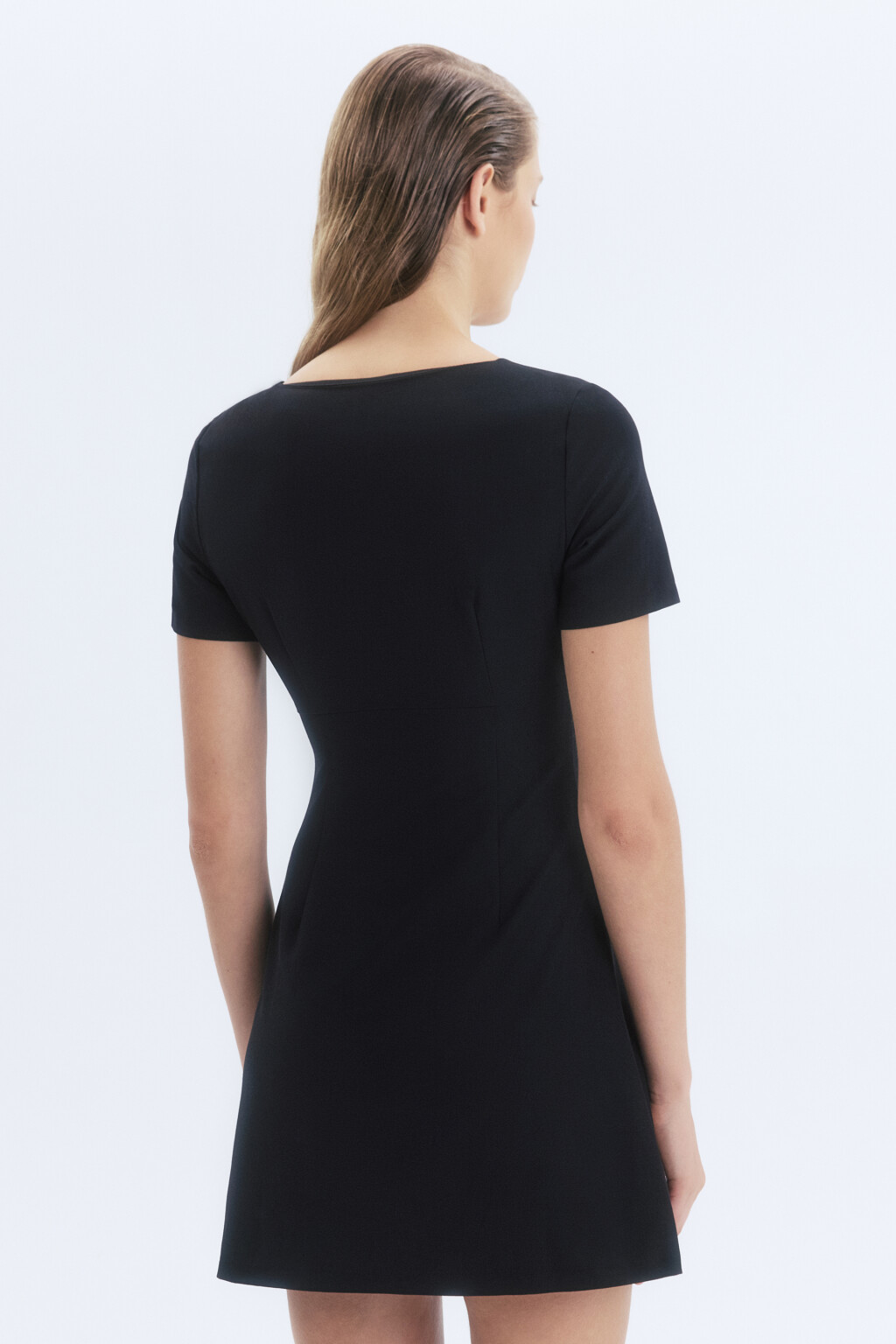 Платье мини приталенное с вырезом-каре - цвет черный - 4