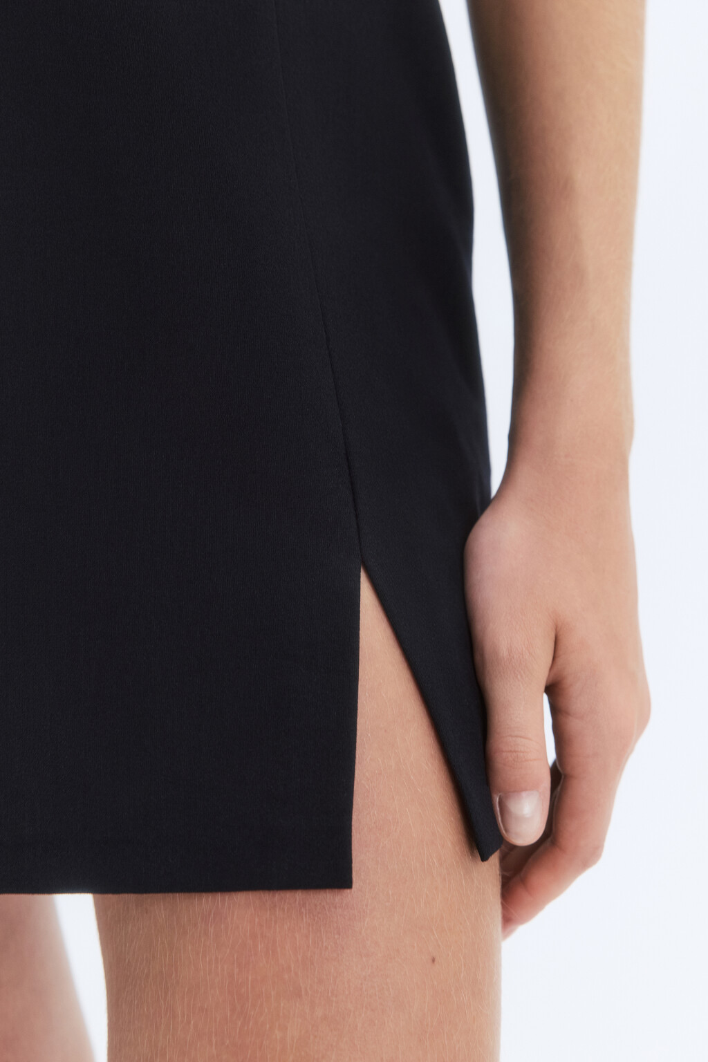 Платье мини приталенное с вырезом-каре - цвет черный - 6