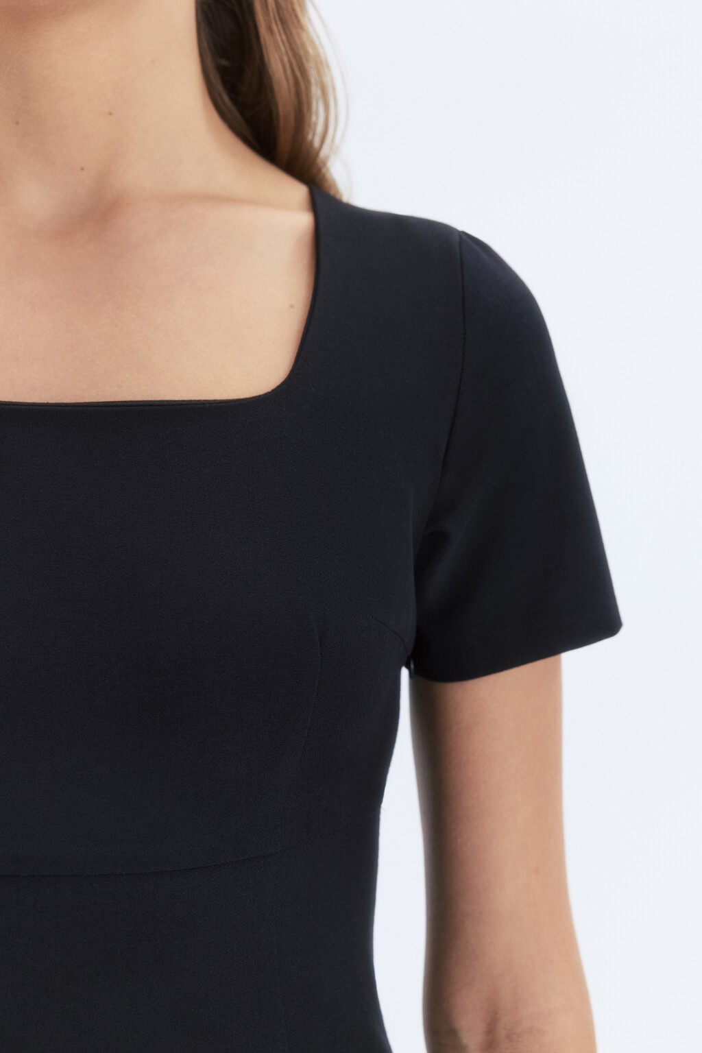 Платье мини приталенное с вырезом-каре - цвет черный - 7