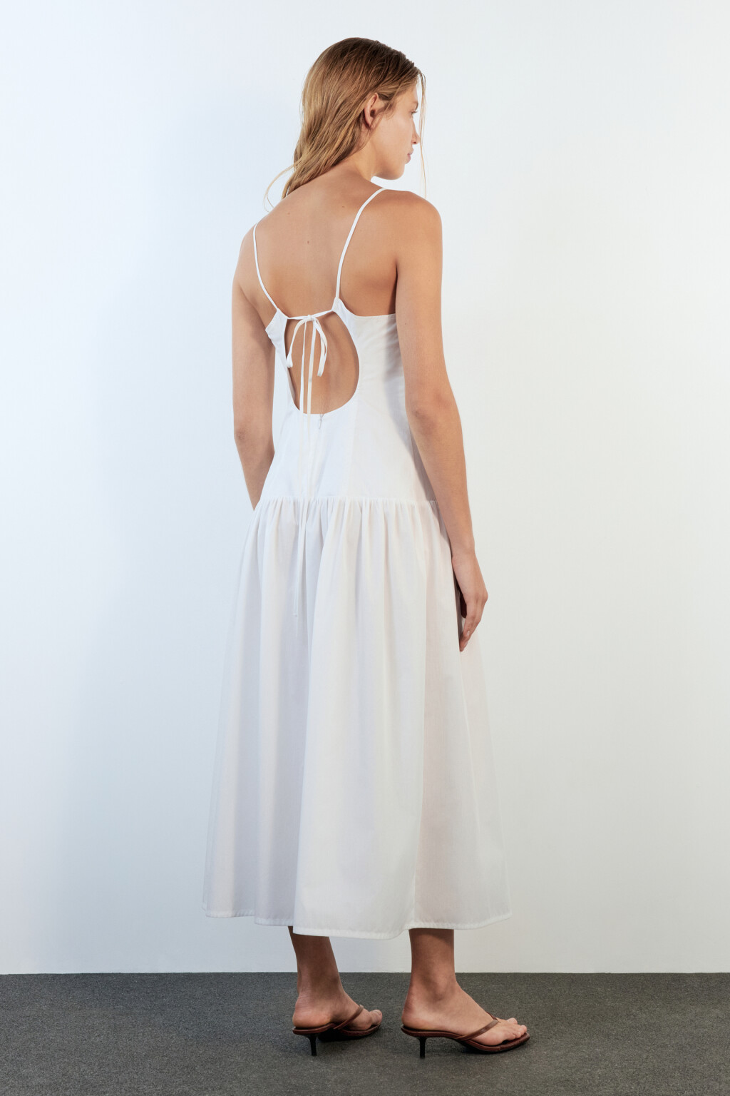 Платье-сарафан миди с открытой спиной - цвет белый - 4