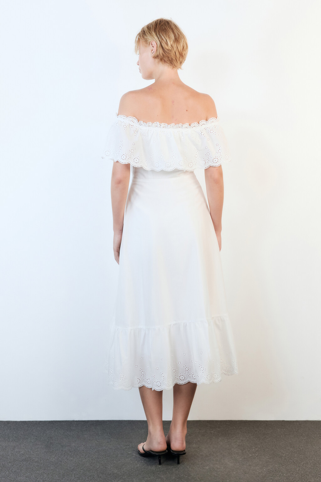 Сарафан миди хлопковый с открытыми плечами и кружевом - цвет белый - 4