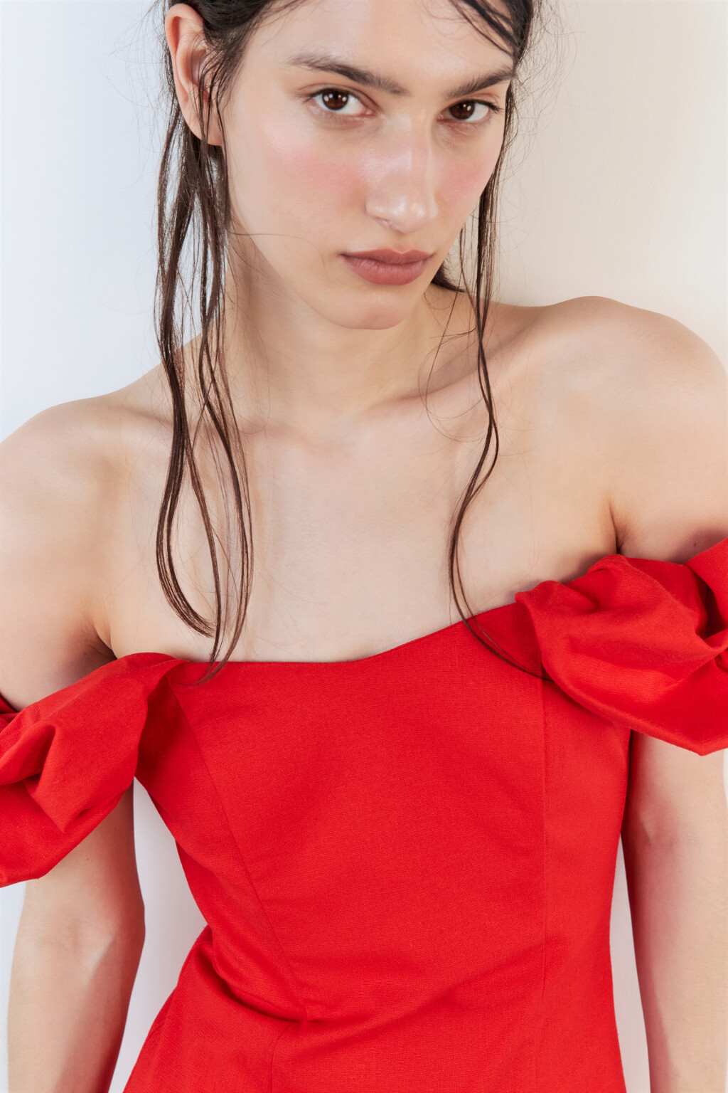 Платье облегающее с корсетом и пышными рукавами - цвет красный - 6