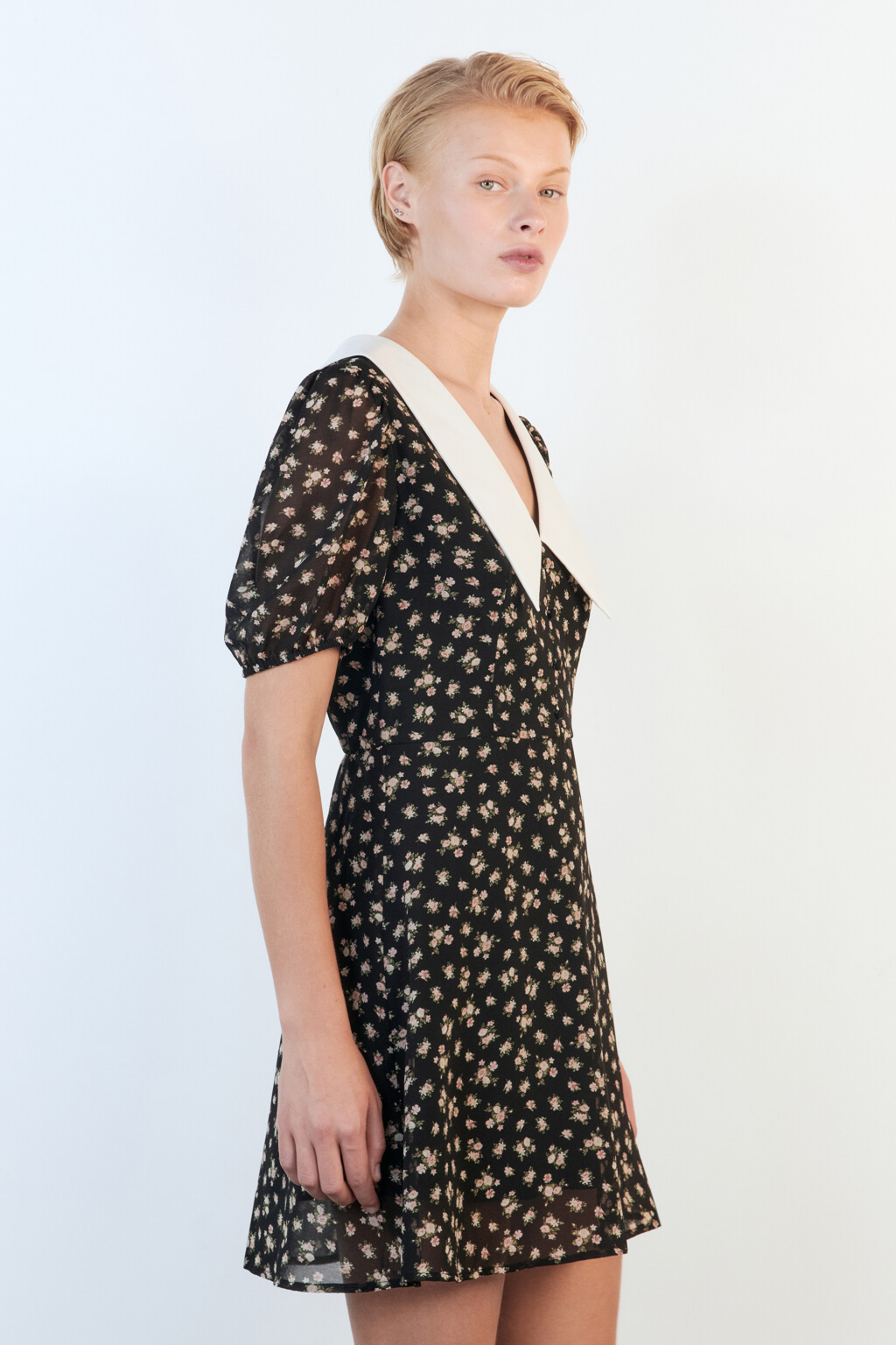 Платье мини шифоновое с белым воротничком - цвет черный - 4