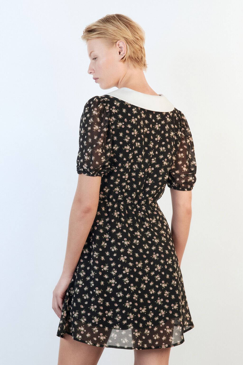 Платье мини шифоновое с белым воротничком - цвет черный - 5