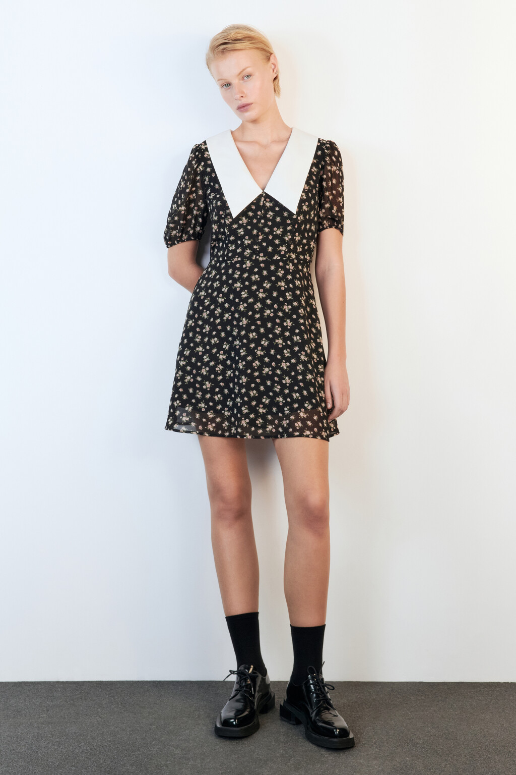 Платье мини шифоновое с белым воротничком - цвет черный - 6