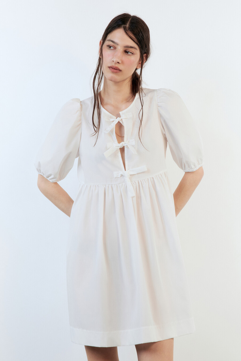 Платье baby-doll с завязками на груди - цвет белый - 2