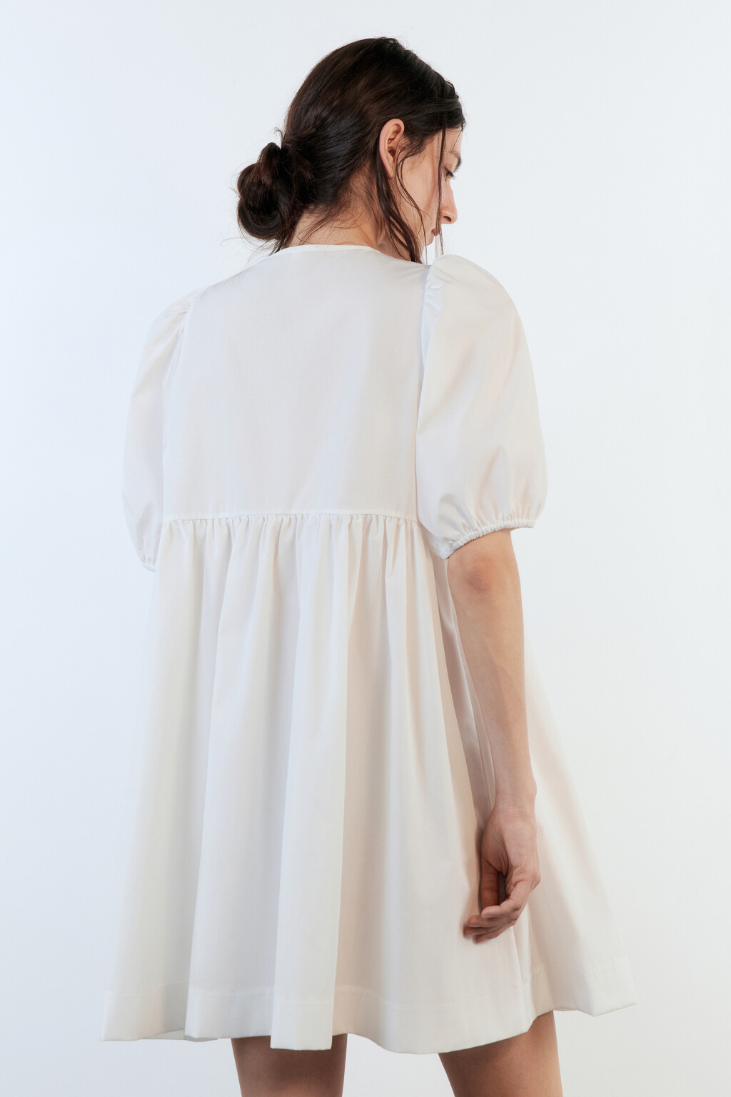 Платье baby-doll с завязками на груди - цвет белый - 4