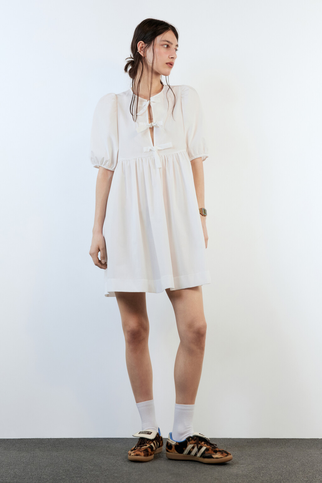 Платье baby-doll с завязками на груди - цвет белый - 5