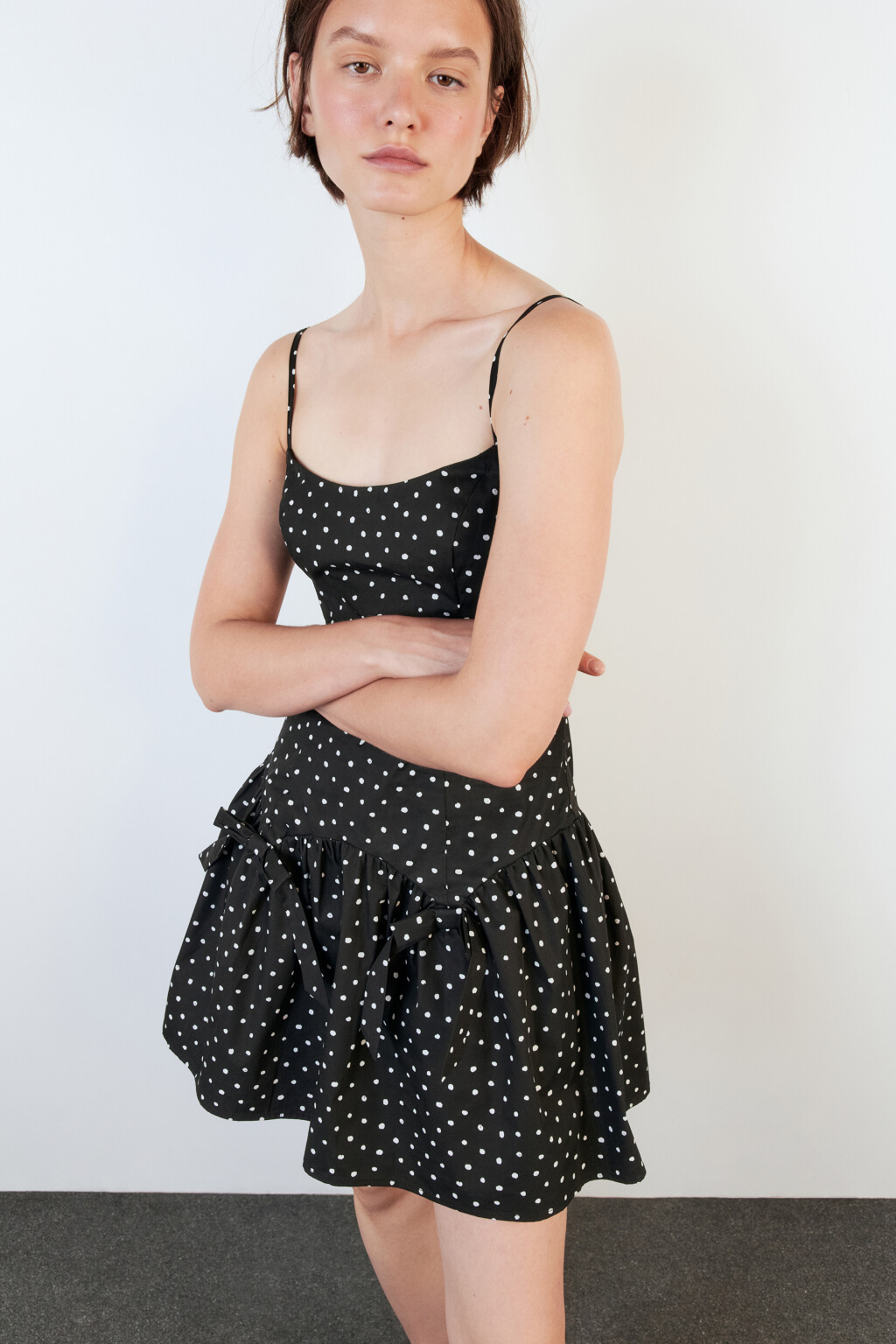 Платье-сарафан мини с воланом и бантиками - цвет черный - 1