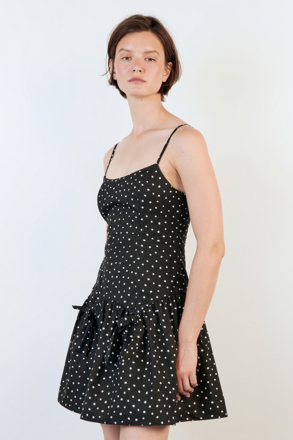 Платье-сарафан мини с воланом и бантиками - цвет черный - 3