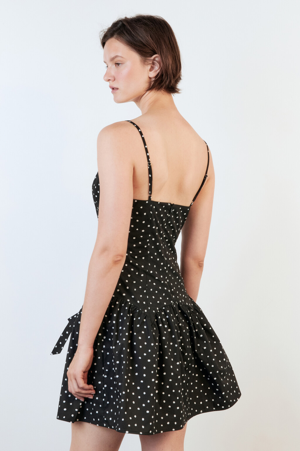 Платье-сарафан мини с воланом и бантиками - цвет черный - 4